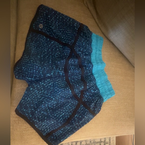 Older lululemon printed shorts still in great condition size 4! Length 4inch! - Picture 2 of 2
